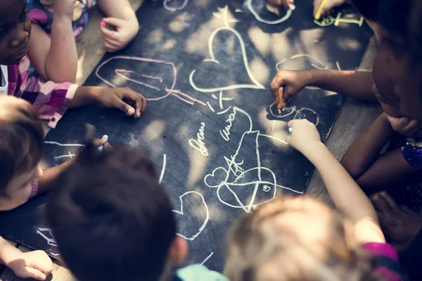 Crianças desenho aula de arte ao ar livre — Fotografia de Stock