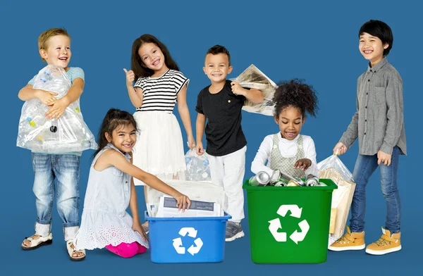 Kinder mit Abfall zum Recyceln — Stockfoto