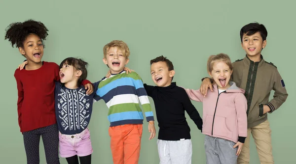 Crianças sorridentes no estúdio — Fotografia de Stock