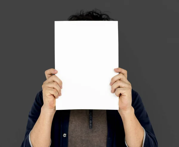 Homme couvrant le visage avec du papier — Photo