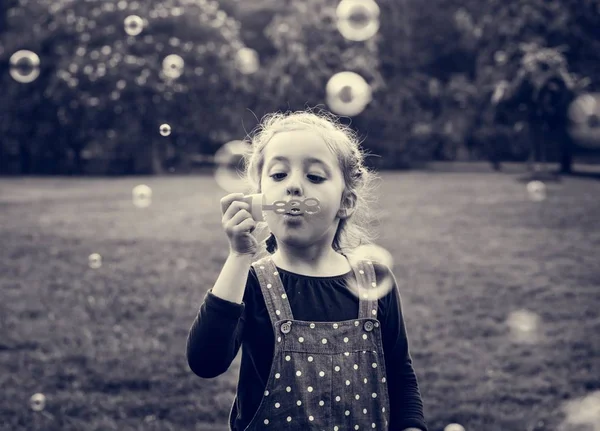 Chica jugando burbujas —  Fotos de Stock