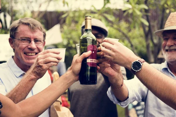 Uomini che bevono vino insieme — Foto Stock