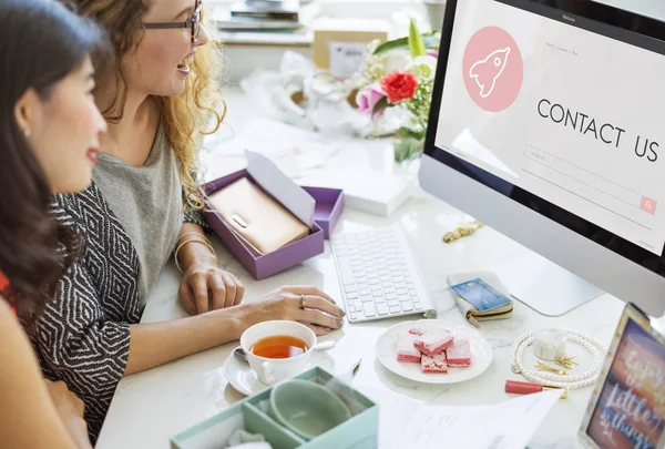 Mujeres sentadas en la mesa con computadora —  Fotos de Stock