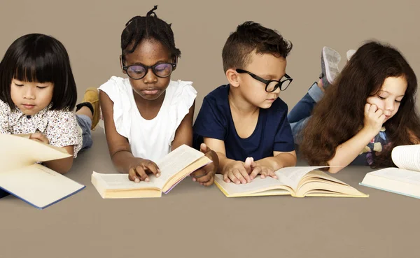 Niños leyendo libros — Foto de Stock