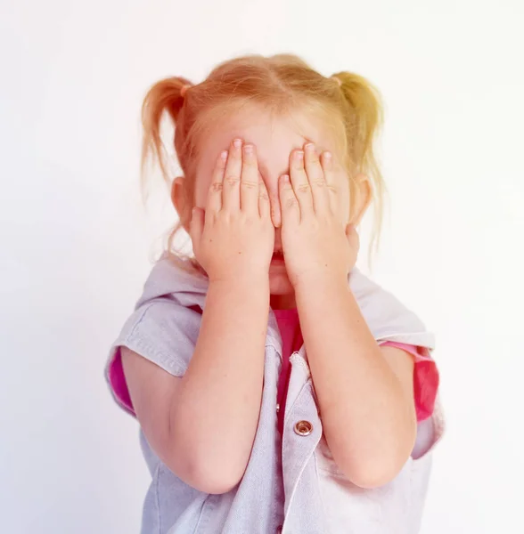 Dívka pokrývající obličej rukama — Stock fotografie