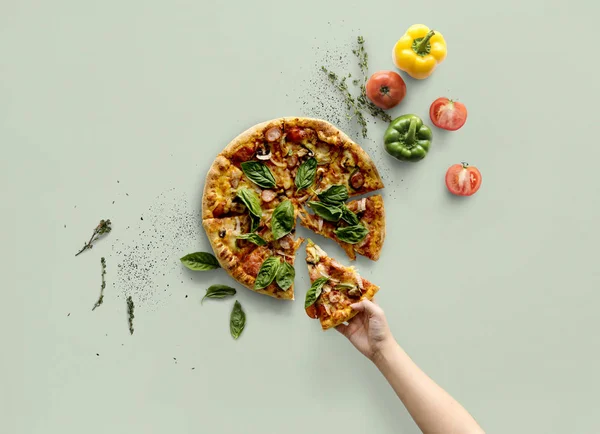 Tangan mengambil sepotong pizza Italia. — Stok Foto