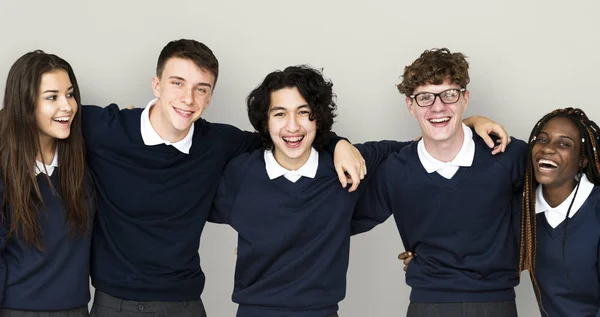 Étudiants debout dans une rangée — Photo