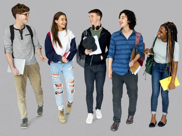 Estudiantes de escuela caminando con bolsas —  Fotos de Stock