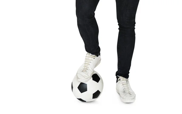 Par de piernas con balón de fútbol — Foto de Stock