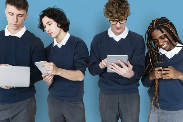 Estudiantes que utilizan dispositivos digitales — Foto de Stock