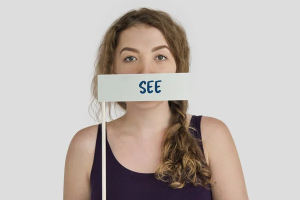Frau bedeckt Mund mit Papierfahne — Stockfoto