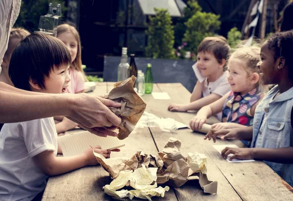 Barn att lära sig att skilja papperskorgen — Stockfoto