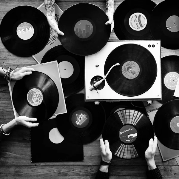 Manos, discos de vinilo y reproductor portátil — Foto de Stock