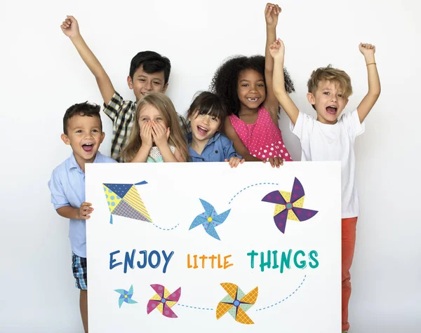 Niños sosteniendo pancarta — Foto de Stock