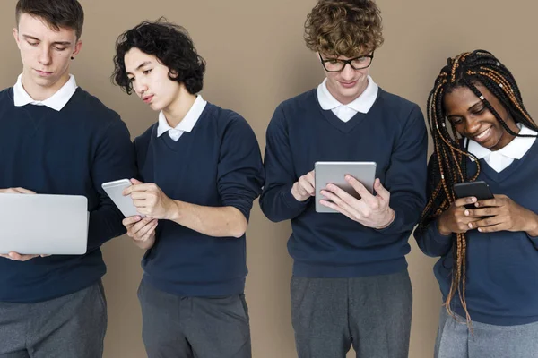 Estudantes que utilizam dispositivos digitais — Fotografia de Stock