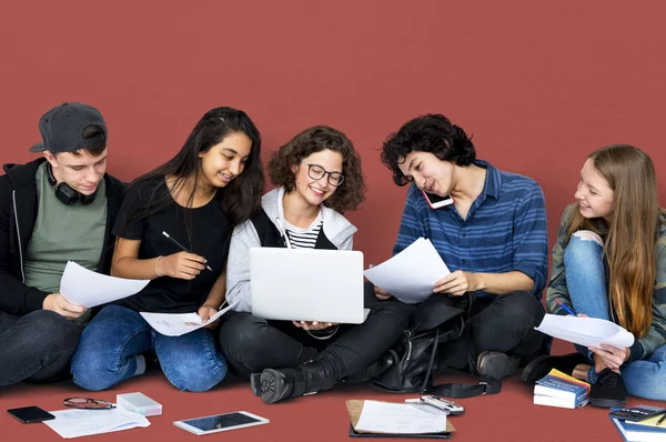 Estudiantes leyendo libro de texto — Foto de Stock