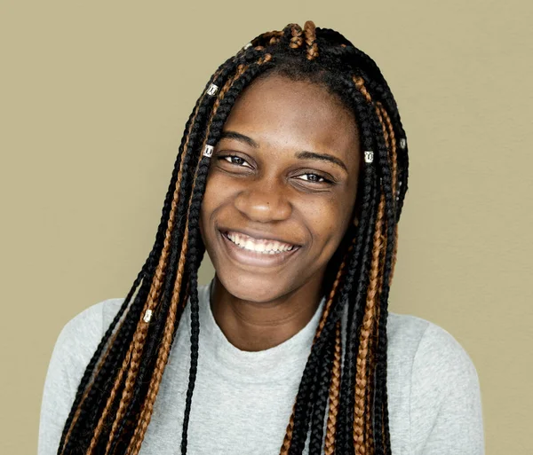 Chica sonriente con rastas — Foto de Stock