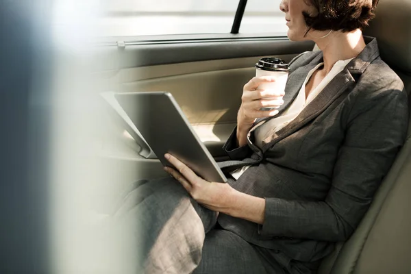 Mujer de negocios en coche —  Fotos de Stock