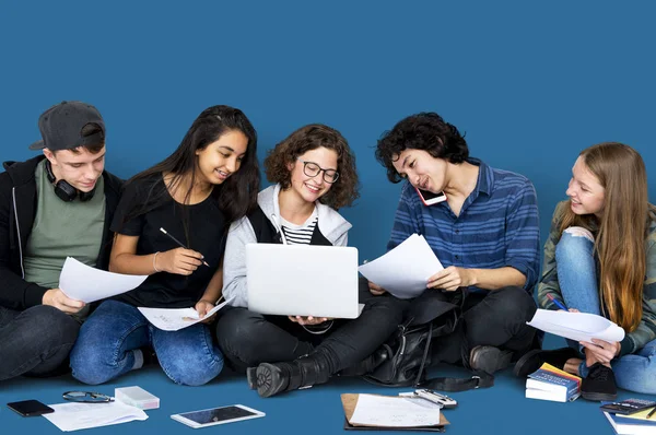 Estudiantes leyendo libro de texto — Foto de Stock