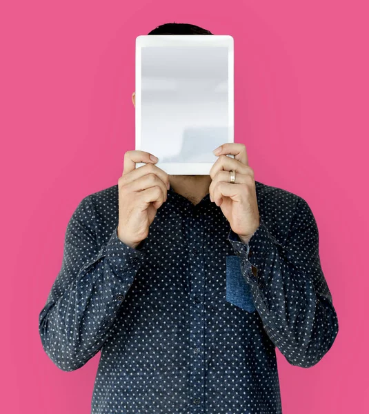 Homem segurando tablet digital — Fotografia de Stock