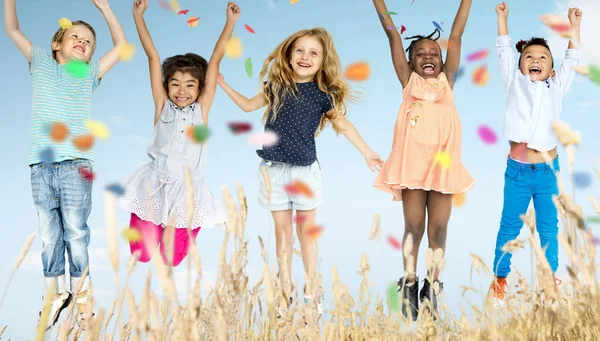 Barnen hoppar tillsammans — Stockfoto