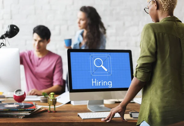 Gruppe von Personen, die im Büro arbeiten — Stockfoto