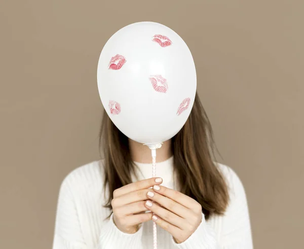 Donna che copre il viso con palloncino — Foto Stock