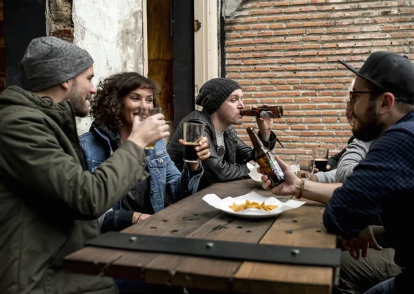 Lidé si jídlo a pití na večírku — Stock fotografie