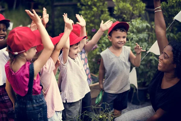 Pequenos estudantes aprendendo botânico — Fotografia de Stock