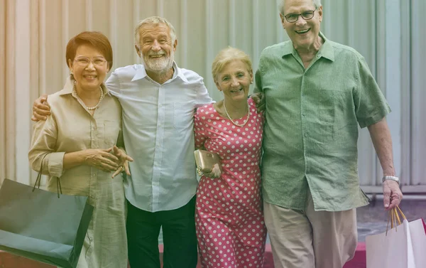 Persone anziane sorridenti con borse della spesa — Foto Stock
