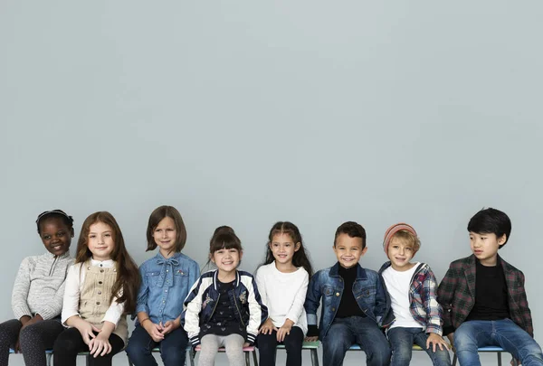 Enfants assis sur des chaises — Photo