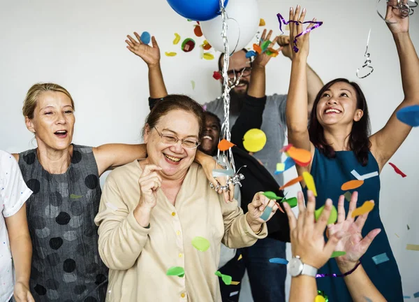 Люди с партийными воздушными шарами — стоковое фото