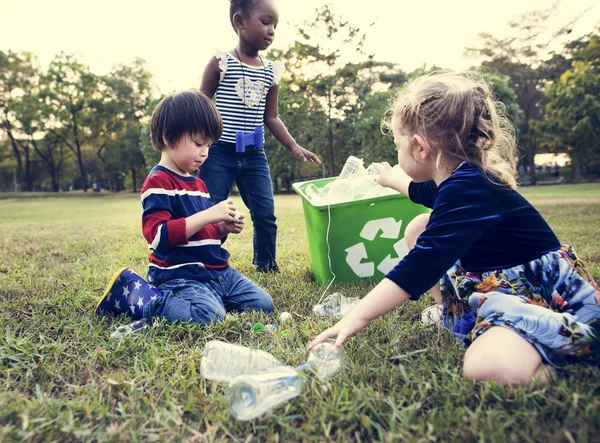 Crianças separando lixo para reciclar — Fotografia de Stock