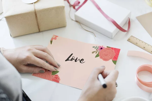 Mãos escrevendo no cartão de papel — Fotografia de Stock