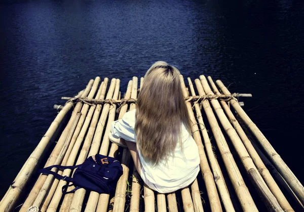 혼자 여행 하는 젊은 여자 — 스톡 사진
