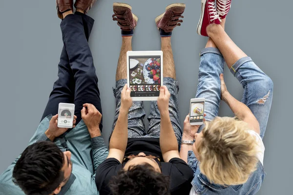 Menschen, die technische Geräte nutzen — Stockfoto