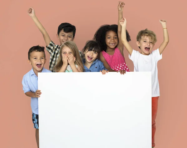 Lapset näyttää Copyspace Board — kuvapankkivalokuva