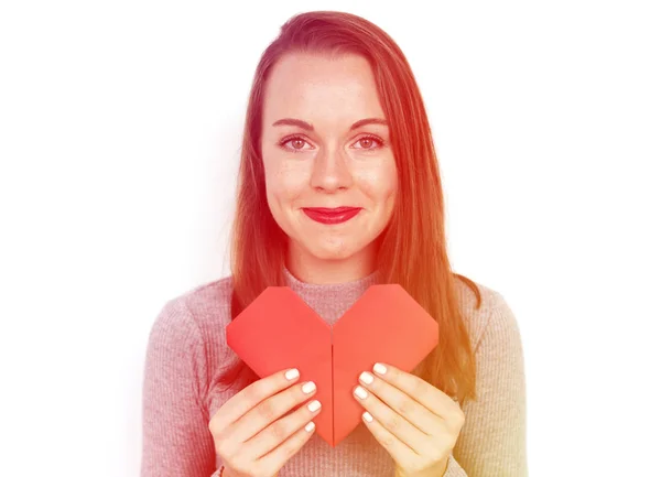 Señora sosteniendo corazón de papel —  Fotos de Stock