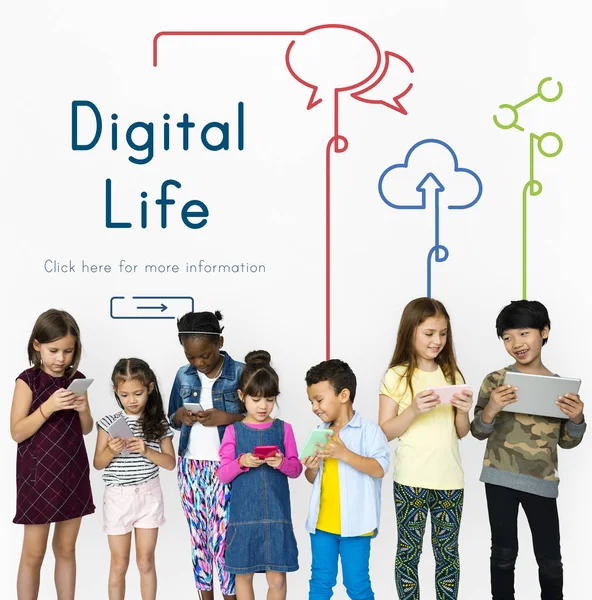 Niños multirraciales con dispositivos tecnológicos — Foto de Stock