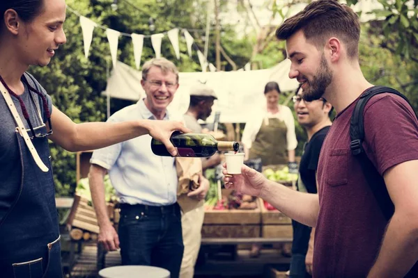 Homens bebendo vinho juntos — Fotografia de Stock