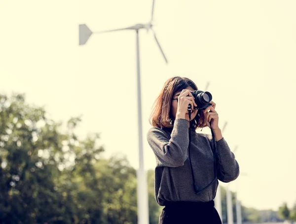 Mulher segurando câmera de foto — Fotografia de Stock