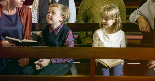 Familjen sitter i kyrkan — Stockfoto