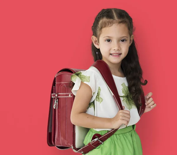 Sırt çantası ile poz kız — Stok fotoğraf