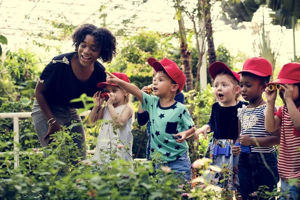 Professor e crianças escola aprendizagem ecologia jardinagem — Fotografia de Stock
