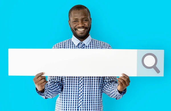 Uomo africano tenendo barra di ricerca — Foto Stock