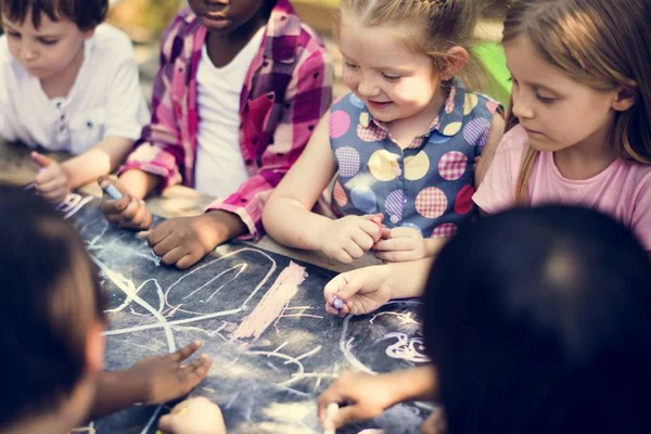 Kinderen tekenen kunst-klasse buitenshuis — Stockfoto