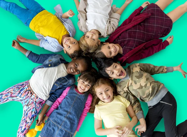 Kinderen die zijn vastgesteld op grond — Stockfoto