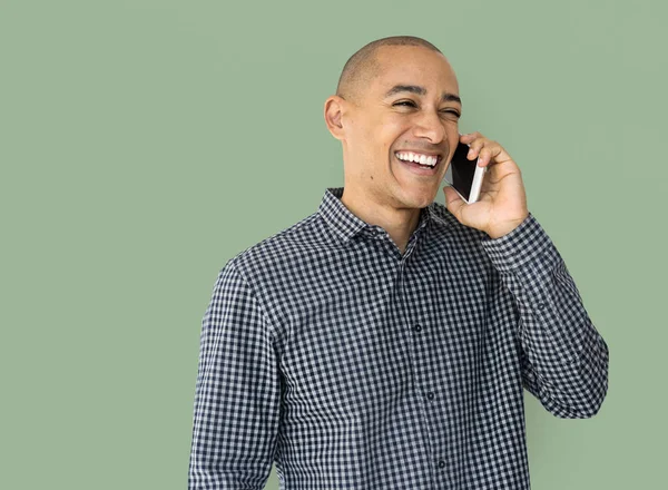 Mobil telefonda konuşurken gülümseyen adam 