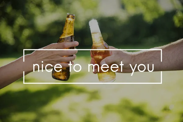 Пара с бутылками пива — стоковое фото