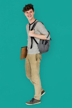 sırt çantası ile erkek öğrenci